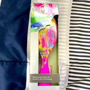 Wet brush pro detangler